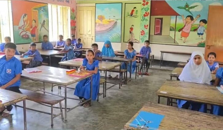 ধামরাইয়ে প্রাথমিক বিদ্যালয়ের পরীক্ষায় প্রশ্নপত্র বিভ্রাট: চরম ভোগান্তিতে শিক্ষার্থীরা