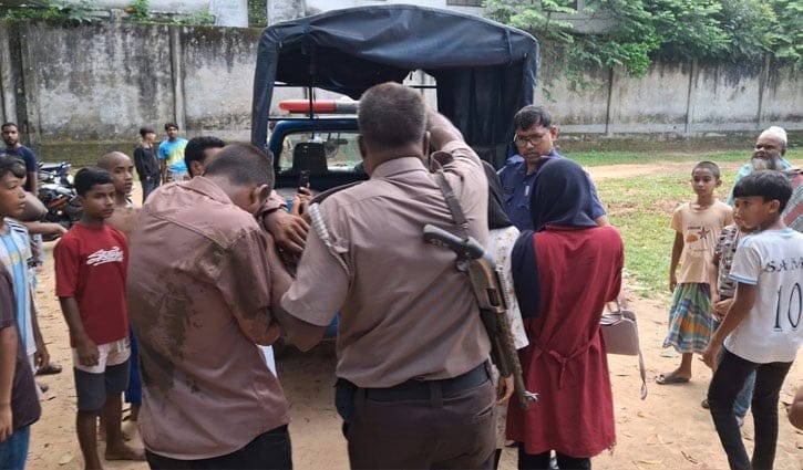 গাজীপুরের শ্রীপুরে হানিট্র্যাপ চক্রের চার সদস্য আটক, এলাকাবাসীর হাতে ধরা