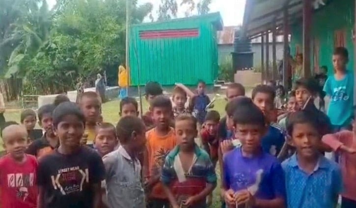 শিক্ষকরা স্কুলে আসেন না, কুড়িগ্রামে শ্রেণিকক্ষ বন্ধ রেখে শিশুদের অভিনব বিক্ষোভ
